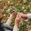 Fotó: https://www.pexels.com/photo/crop-senior-couple-holding-flowers-in-park-4148997/