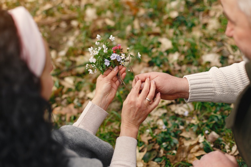 Fotó: https://www.pexels.com/photo/crop-senior-couple-holding-flowers-in-park-4148997/