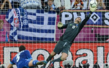A görög állam után a futballcsapat védelme is becsődölt