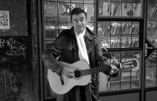 Meghalt Elvis, a kaposvári utcazenész