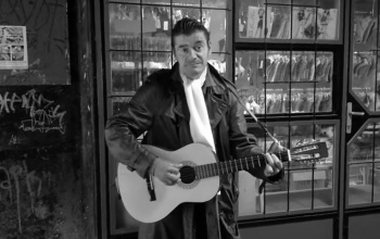 Meghalt Elvis, a kaposvári utcazenész