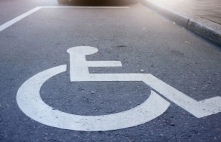 Mozgássérültek helyére állt be egy kaposvári parkolóban, és egy ismerőse igazolványát tette az ablakba