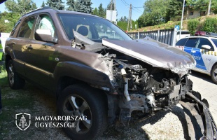 Letörte a sorompót és vonatnak ütközött a figyelmetlen sofőr