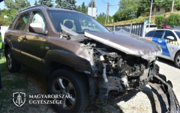 Letörte a sorompót és vonatnak ütközött a figyelmetlen sofőr