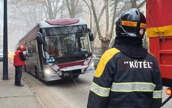 Beszakadt az út a Somssich utcában egy helyi járatos autóbusz alatt