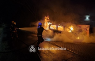 Lángoló autóhoz riasztották a tűzoltókat