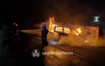 Lángoló autóhoz riasztották a tűzoltókat