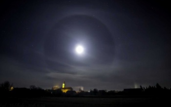 22°-os holdhaló Kaposfő felett - timelapse videó