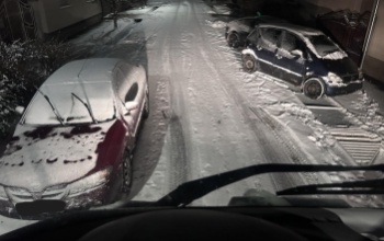 Parkoló autóktól nem fértek el a szűk utcákban éjszaka a hókotrók