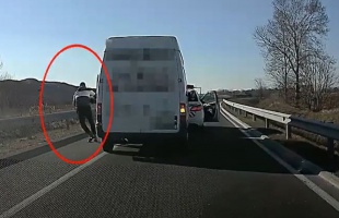 Kipattant az autóból, majd megpróbált elmenekülni a rendőrök elől az embercsempész – VIDEÓ
