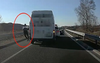 Kipattant az autóból, majd megpróbált elmenekülni a rendőrök elől az embercsempész – VIDEÓ