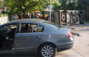 Oldalára borult egy lakóbusz Zamárdiban