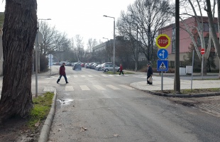 Egy óra alatt öt autós hajtott át a Stop-táblánál