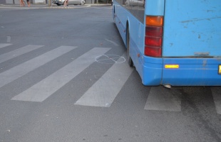Ütközött a busszal, majd kereket oldott