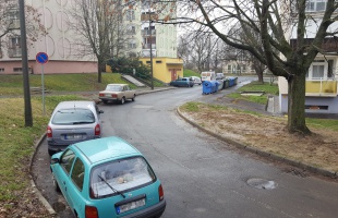Várakozni tilos tábla borzolja a kedélyeket a Kinizsi lakótelepen