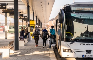 Bezárt az ideiglenes buszállomás – a közlekedési központból indulnak a távolsági buszok is