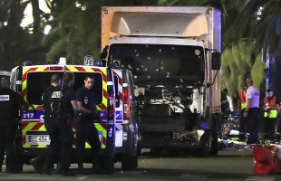 Terror Nizzában: Kamionnal hajtottak az ünneplő tömegbe, legalább nyolcvannégyen meghaltak