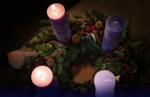 Ma a béke gyertyájának lángja ragyogja be az adventi koszorút