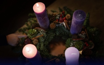 Ma a béke gyertyájának lángja ragyogja be az adventi koszorút