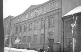 Az épület, amely három gimnáziumot is befogadott