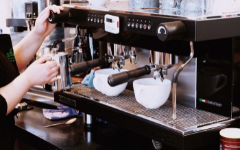 Milyen eszközök kellenek a kávégép karbantartásához?