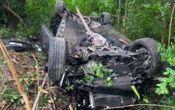 Kidöntött két villanyoszlopot egy autó Kaposváron