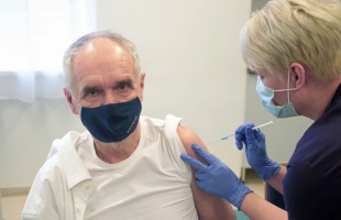 Szita Károly megkapta a koronavírus elleni védőoltást