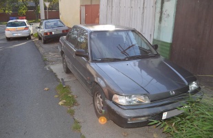 Összetörte az autót és elhajtott