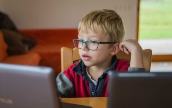 Mennyi időt töltsön a gyerek a számítógép előtt?