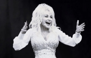 Elhunyt Dolly Parton countryénekes