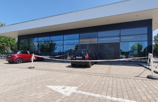 Az autójával együtt nézett be a kaposvári Aldi ablakán egy sofőr