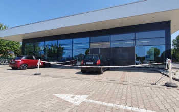 Az autójával együtt nézett be a kaposvári Aldi ablakán egy sofőr