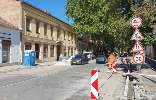 Jövő hétfőn megkezdik az aszfalt felmarását a Fő utcán az Anna és a Hársfa utca között