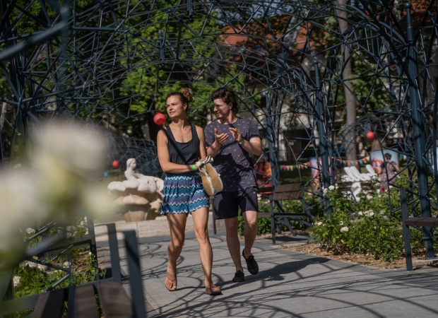 Teljesen átalakult a Színház park: mesesarok, táncház és koncertek – FOTÓK