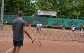 Táboroztatás vagy utánpótlás-nevelés? Meglestük a Donner Sportközpont tenisztáborát