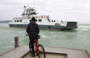 Az ünnepre hangolva járnak a kompok a Balatonon
