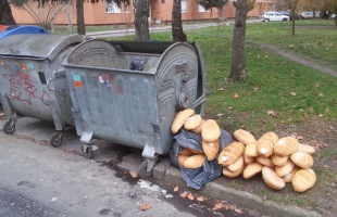 Mindennapi kenyerünk a kukába landolt