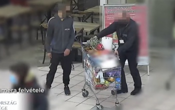 Egy gyereket kért meg, hogy segítsen kilopni az árukat a boltból - videó