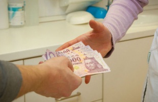 Átverte az idős és beteg ismerőseit a kaposvári nő