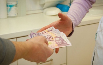 Átverte az idős és beteg ismerőseit a kaposvári nő