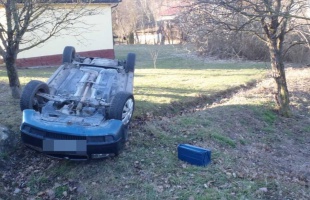 El akarta kerülni egy autós, hogy összeütközzön egy másik kocsival, de végül fejtetőre állt