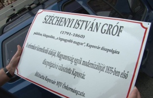 Utcanév-magyarázó táblák a belvárosban