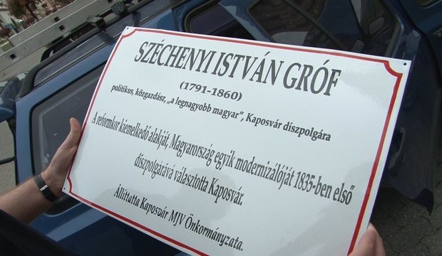 Utcanév-magyarázó táblák a belvárosban