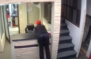 Pénztárcát lopott egy kaposvári üzletből a 20 éves férfi, pechjére felvette a biztonsági kamera - VIDEÓ