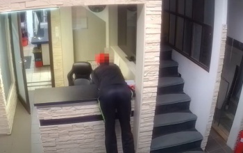 Pénztárcát lopott egy kaposvári üzletből a 20 éves férfi, pechjére felvette a biztonsági kamera - VIDEÓ