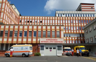 Karambol a Füredi út végén - egy személy életveszélyesen sérült