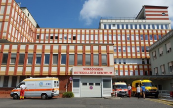 Karambol a Füredi út végén - egy személy életveszélyesen sérült