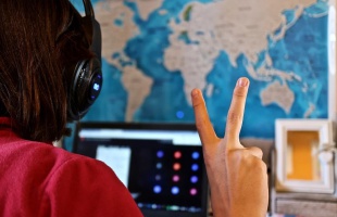 Ingyenes internettel segítik az online oktatást