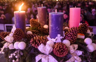 Adventi gyertyák és azok jelentése: hagyományok modern megoldásokkal fűszerezve