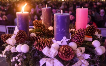 Adventi gyertyák és azok jelentése: hagyományok modern megoldásokkal fűszerezve